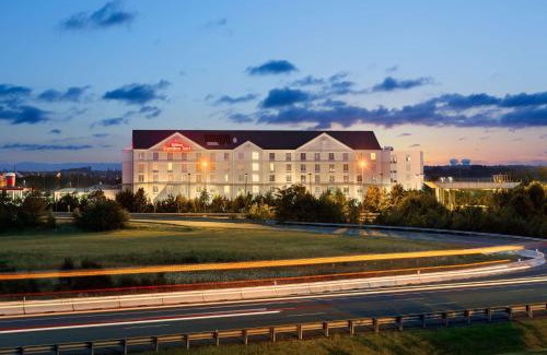 Ashburn Hotel | Inviting Hilton Garden Inn Dulles North with Pool & Restaurant