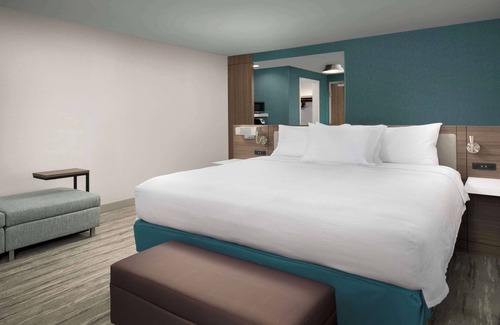 Florence Hotel | Inviting Hilton Garden Inn Florence with Pool & Dining Options