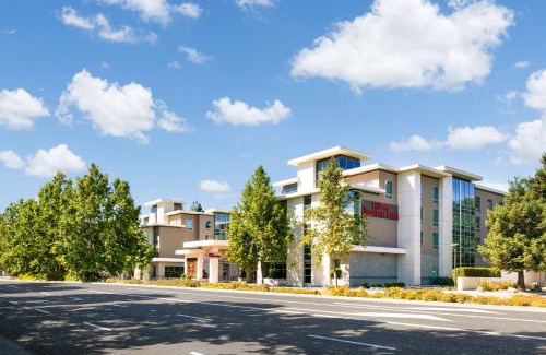 Palo Alto Hotel | Cozy Hilton Garden Inn Palo Alto with Pool & Pet-Friendly Stay