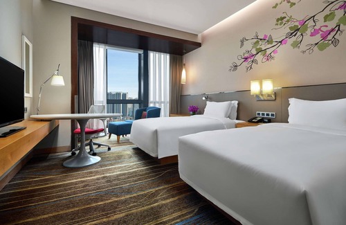 Shajing Hotel | Elegant 4-Star Hilton Garden Inn Shenzhen Bao'an Awaits