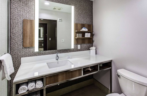 Southwest Topeka Hotel | Comfortable Stay at Hilton Garden Inn Topeka with Pool & Dining