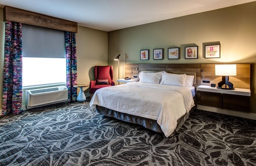 Southwest Topeka Hotel | Comfortable Stay at Hilton Garden Inn Topeka with Pool & Dining