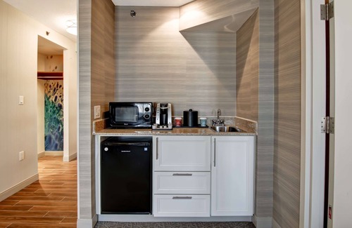 Gateway Hotel | Discover Hilton Garden Inn Toronto - Mississauga with Pool