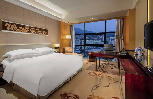 Baiyun Hotel | Elegant Hilton Guangzhou Baiyun with Spa and Pool Access