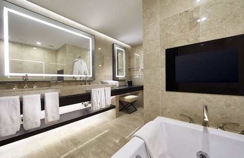 Gyeongju Resort | Elegant Hilton Gyeongju: 4-Star Stay with Spa & Pool