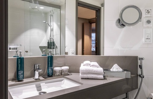 Kallio Hotel | Discover Hilton Helsinki Strand: Exceptional Spa & Pool