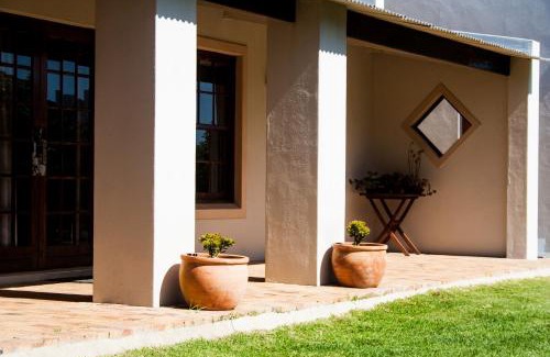 Pringle Bay House | Unforgettable Stay at Hilton House with Oceanfront Views