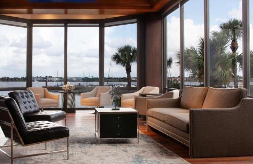 Nassau Bay Hotel | Discover Hilton Houston NASA Clear Lake: Pet-Friendly Retreat