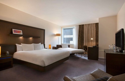 Canary Wharf Hotel | Explore Hilton London Canary Wharf: 4-Star Comfort & Spa
