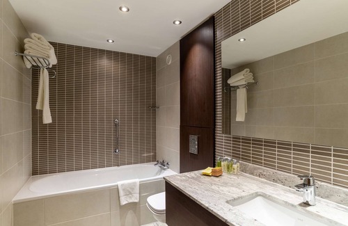 Gatwick Hotel | Stylish Hilton London Gatwick Airport with Spa & Dining