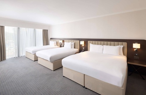 Gatwick Hotel | Stylish Hilton London Gatwick Airport with Spa & Dining