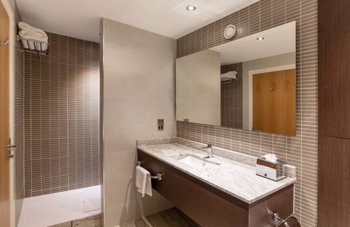 Gatwick Hotel | Stylish Hilton London Gatwick Airport with Spa & Dining
