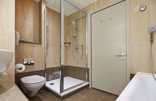 Riverside Hotel | Discover Comfort at Hilton London Tower Bridge, 4-Star Stay