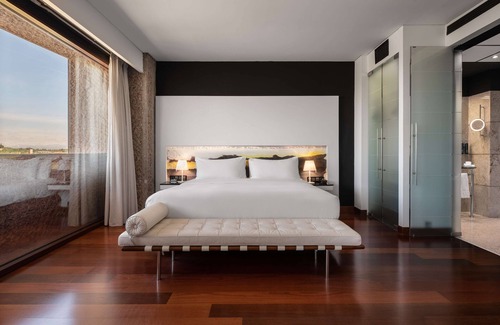 Barajas Hotel | Inviting Stay at Hilton Madrid Airport with Pool & Spa