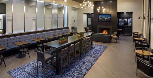 Mystic - New London Hotel | Relax at Hilton Mystic: Oceanfront Pool & Family-Friendly Stay