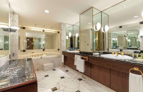 Nagoya City Centre Hotel | Elegant Hilton Nagoya: Relax with Pool, Spa & Dining