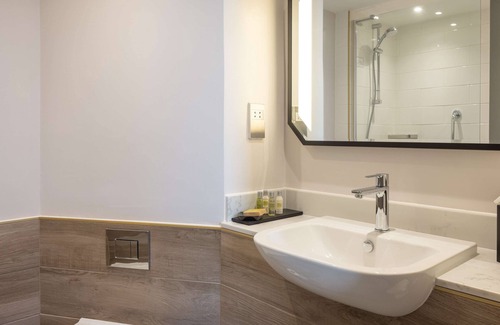 Nottingham City Centre Hotel | Relaxing Retreat at Hilton Nottingham with Pool & Spa Access