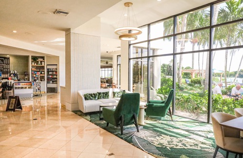 West Palm Beach Hotel | Welcoming Family Retreat at Hilton Palm Beach PBI