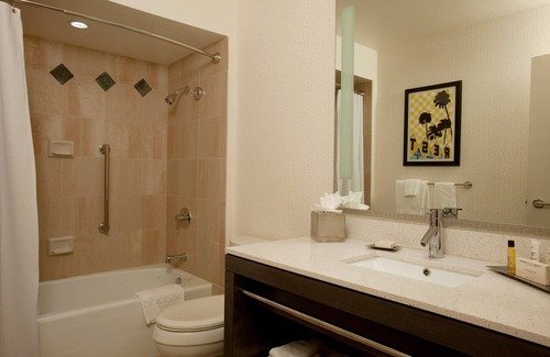 Downtown Palm Springs Resort | Relaxing Hilton Palm Springs Resort with Pool and Spa