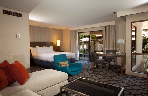 Downtown Palm Springs Resort | Relaxing Hilton Palm Springs Resort with Pool and Spa