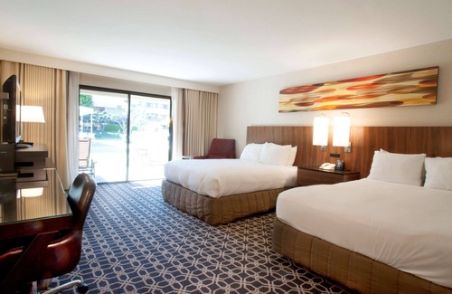 Downtown Palm Springs Resort | Relaxing Hilton Palm Springs Resort with Pool and Spa