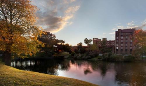 Cedar Knolls Hotel | Charming Hilton Parsippany: Pet Friendly with Pool Access