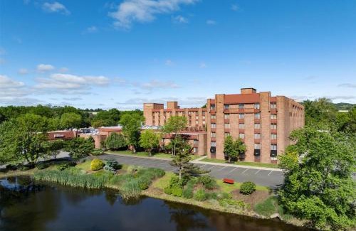 Cedar Knolls Hotel | Charming Hilton Parsippany: Pet Friendly with Pool Access