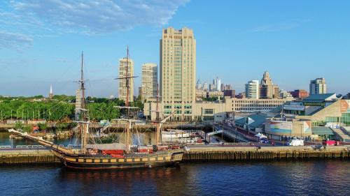 Society Hill Hotel | Discover Hilton Philadelphia at Penn's Landing - Pet Friendly & Pool