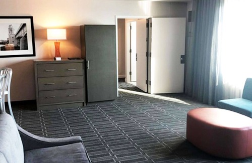 Society Hill Hotel | Discover Comfort at Hilton Philadelphia on Penn's Landing