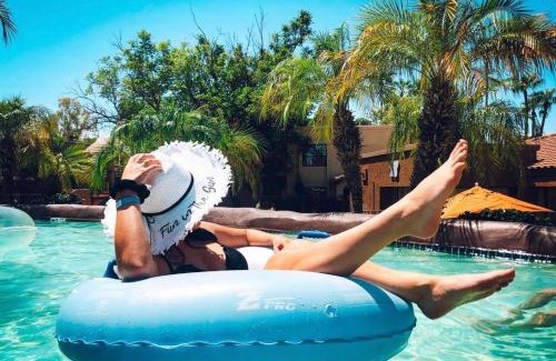 Camelback East Resort | Relax at Hilton Phoenix Resort with Pools & Ocean Views