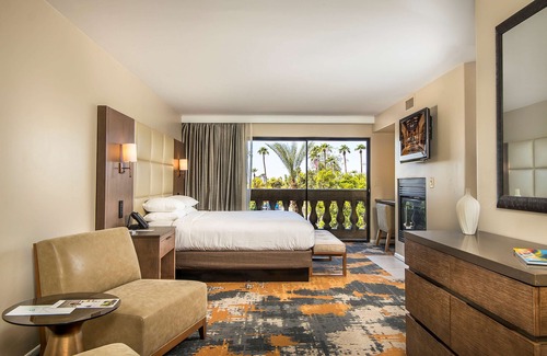 Camelback East Resort | Relax at Hilton Phoenix Resort with Pool and Spa Access