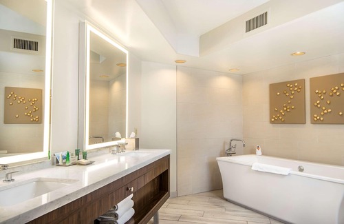 Camelback East Resort | Relax at Hilton Phoenix Resort with Pool and Spa Access