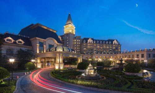 Huangdao Hotel | Experience Hilton Qingdao Golden Beach with Spa & Pool