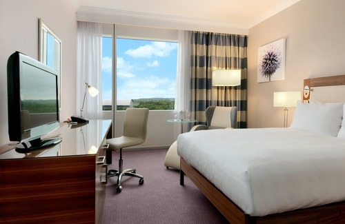 Reading Hotel | Elegant Hilton Reading Hotel with Pool & Spa Amenities