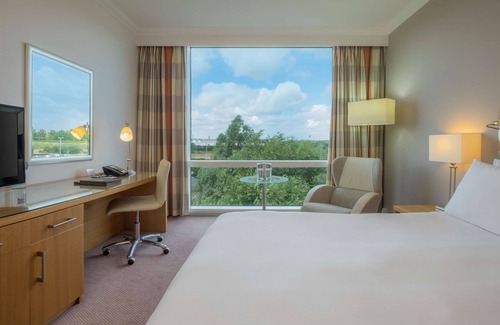 Reading Hotel | Elegant Hilton Reading Hotel with Pool & Spa Amenities