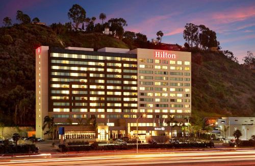 Mission Valley Hotel | Relax at Hilton San Diego Mission Valley with Pool & Hot Tub