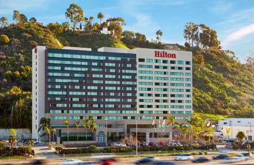 Mission Valley Hotel | Relax at Hilton San Diego Mission Valley with Pool & Hot Tub
