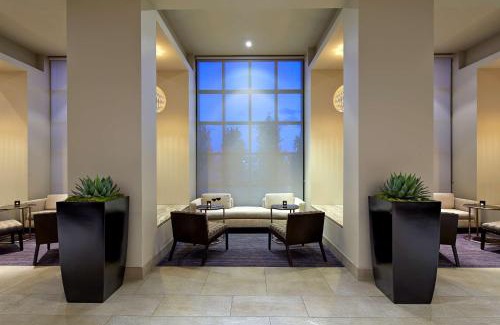 Mission Valley Hotel | Relax at Hilton San Diego Mission Valley with Pool & Hot Tub
