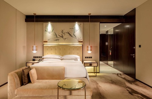 Futian CBD Hotel | Elegant Hilton Shenzhen Futian: Pool, Spa & Family-Friendly