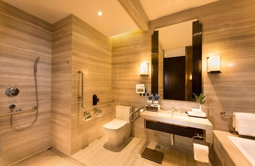 Futian CBD Hotel | Elegant Hilton Shenzhen Futian: Pool, Spa & Family-Friendly