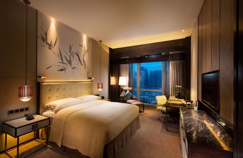 Futian CBD Hotel | Elegant Hilton Shenzhen Futian: Pool, Spa & Family-Friendly