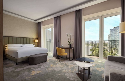 rayon Triaditsa Hotel | Elegant Hilton Sofia: 5-Star Comfort with Spa & Dining