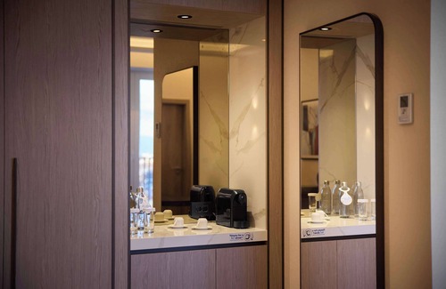 rayon Triaditsa Hotel | Elegant Hilton Sofia: 5-Star Comfort with Spa & Dining