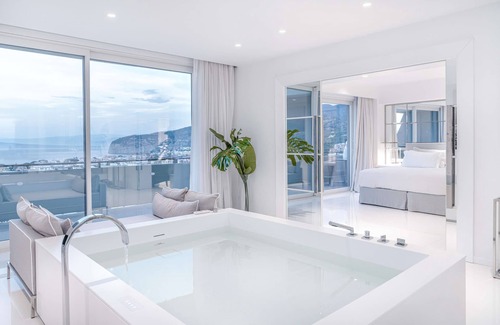 Sorrento Resort | Elegant Hilton Sorrento Palace with Oceanfront Pool Access