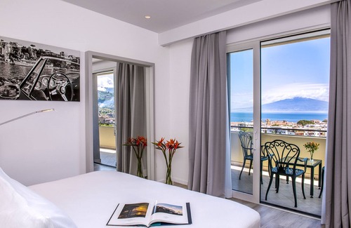 Sorrento Resort | Elegant Hilton Sorrento Palace with Oceanfront Pool Access
