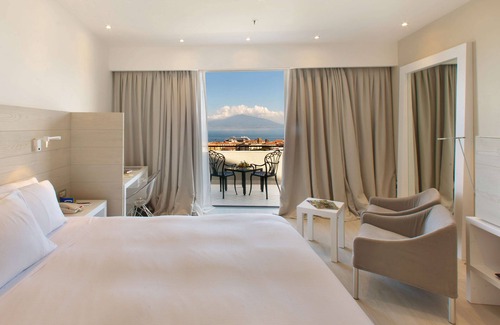 Sorrento Resort | Elegant Hilton Sorrento Palace with Oceanfront Pool Access