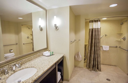 Frontenac Hotel | Elegant Hilton St. Louis Frontenac with Pool & Dining
