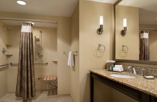 Frontenac Hotel | Elegant Hilton St. Louis Frontenac with Pool & Dining
