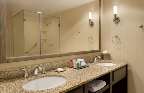 Frontenac Hotel | Elegant Hilton St. Louis Frontenac with Pool & Dining