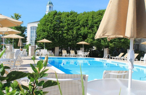 Frontenac Hotel | Elegant Hilton St. Louis Frontenac with Pool & Dining